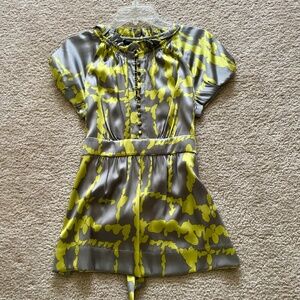 NWT BCBG MAXAZRIA Woven Top, Steel Grey Yellow, Size S